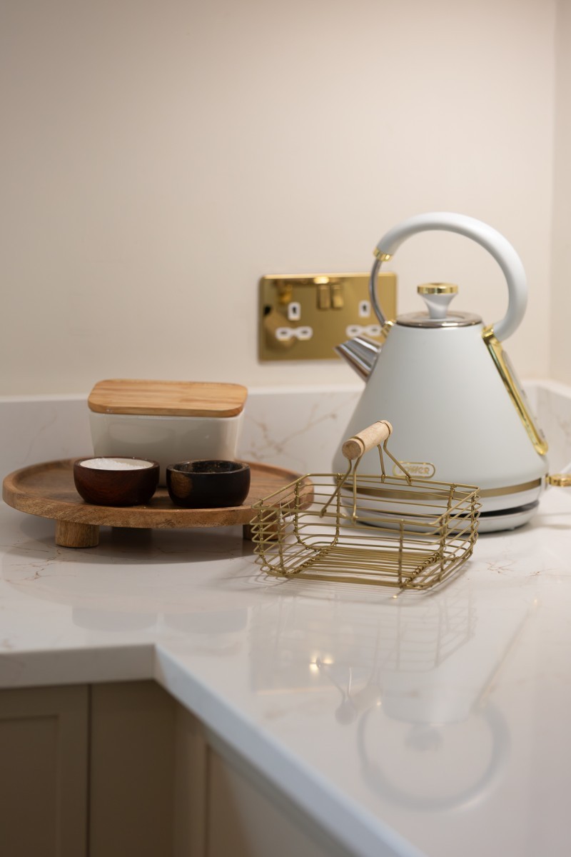 "Misterio Gold" quartz worktop